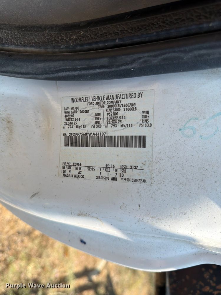 image for item FK4557 2000 Ford F750 Super Duty dump truck
