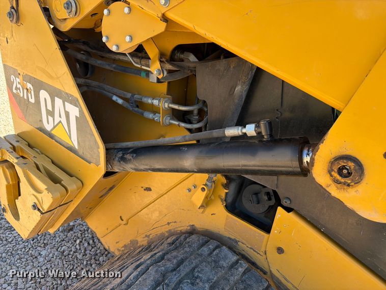 image for item FM7598 2015 Caterpillar 257D tracked skid steer loader