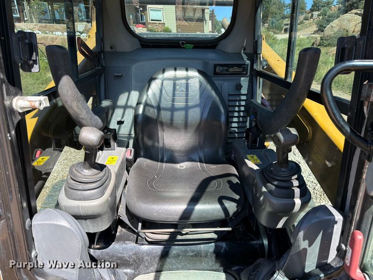 image for item FM7598 2015 Caterpillar 257D tracked skid steer loader
