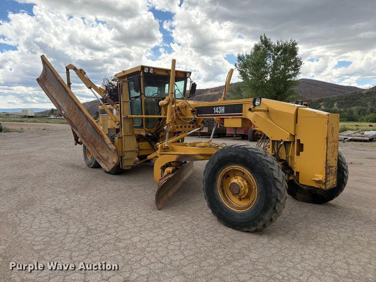 image for item FM7614 2001 Caterpillar 143H motor grader
