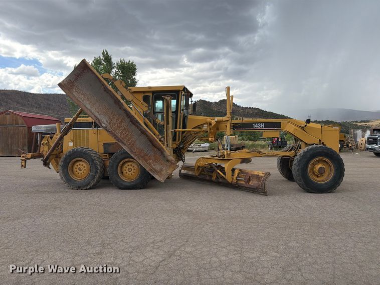 image for item FM7614 2001 Caterpillar 143H motor grader