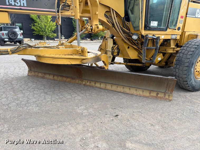 image for item FM7614 2001 Caterpillar 143H motor grader