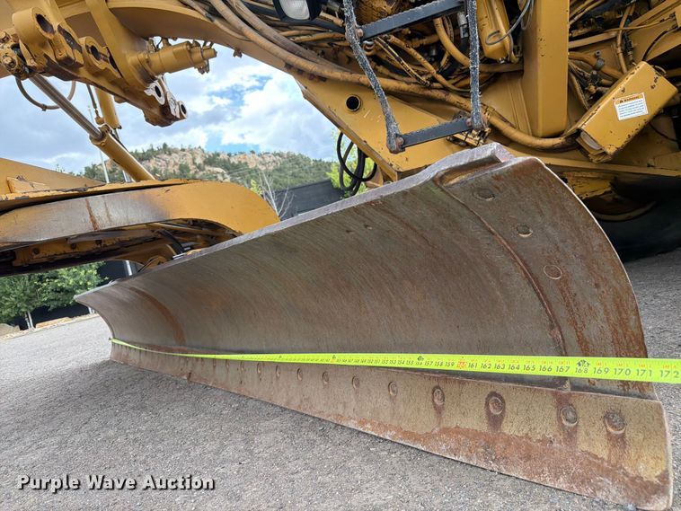 image for item FM7614 2001 Caterpillar 143H motor grader