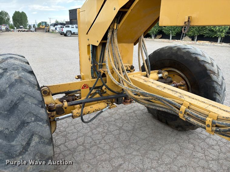 image for item FM7614 2001 Caterpillar 143H motor grader