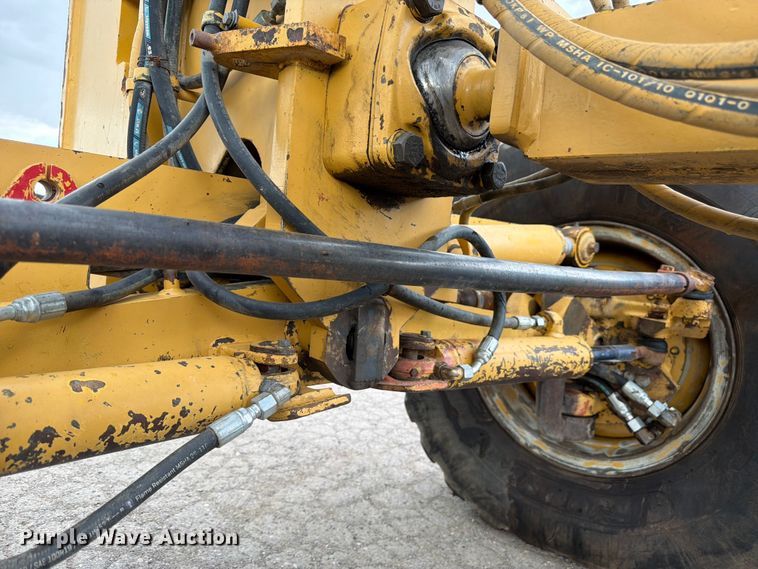 image for item FM7614 2001 Caterpillar 143H motor grader