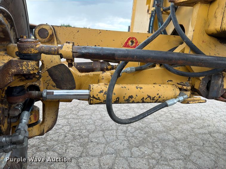 image for item FM7614 2001 Caterpillar 143H motor grader