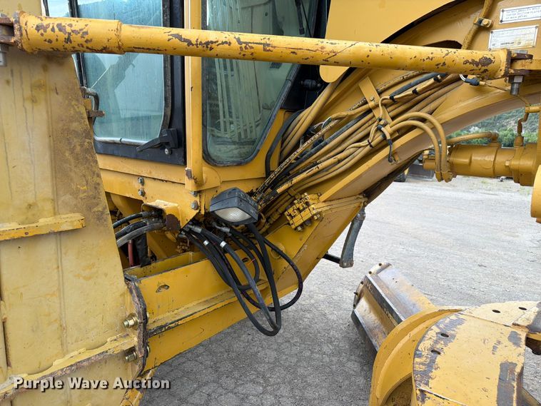 image for item FM7614 2001 Caterpillar 143H motor grader
