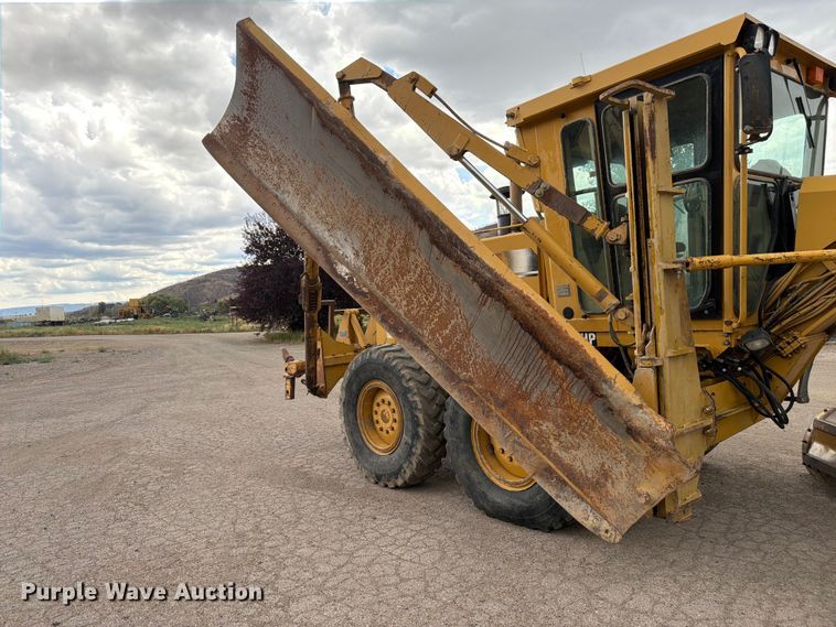 image for item FM7614 2001 Caterpillar 143H motor grader