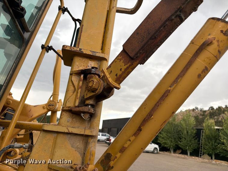 image for item FM7614 2001 Caterpillar 143H motor grader