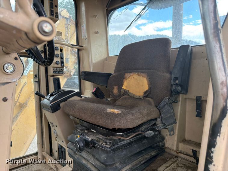 image for item FM7614 2001 Caterpillar 143H motor grader