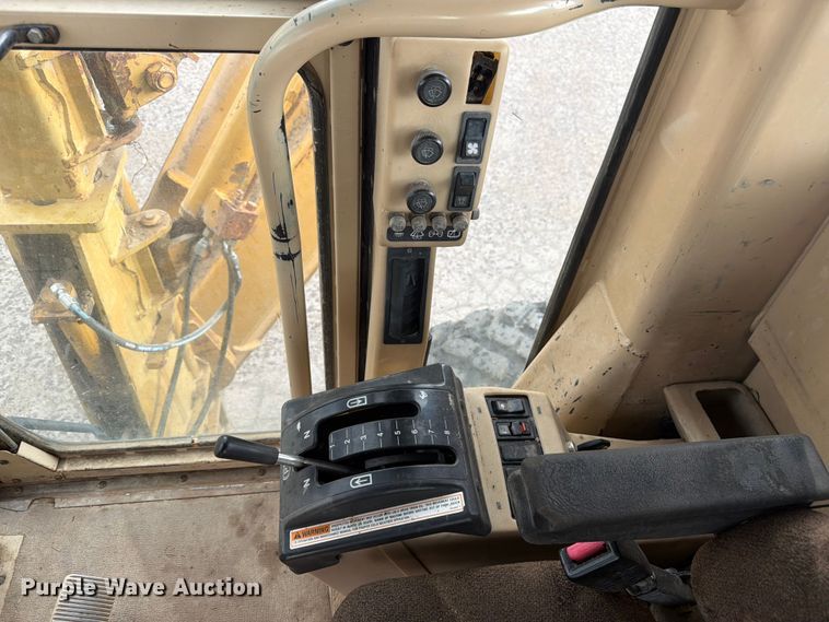 image for item FM7614 2001 Caterpillar 143H motor grader