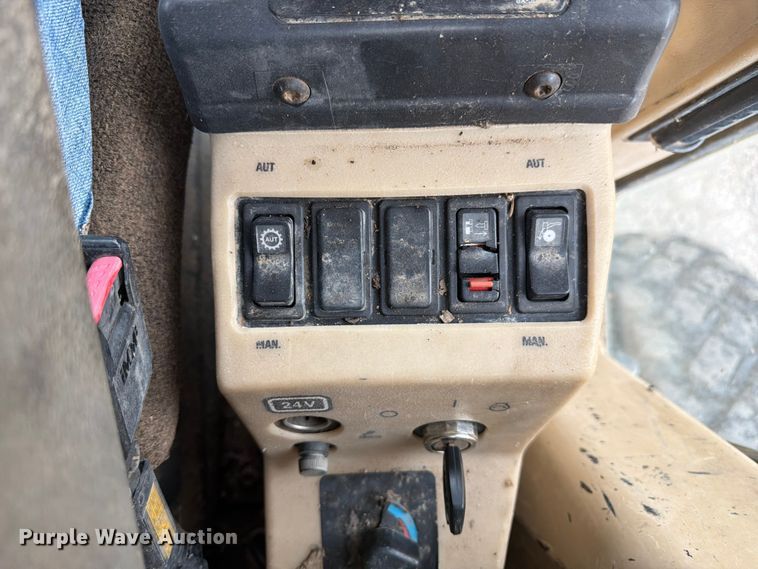 image for item FM7614 2001 Caterpillar 143H motor grader