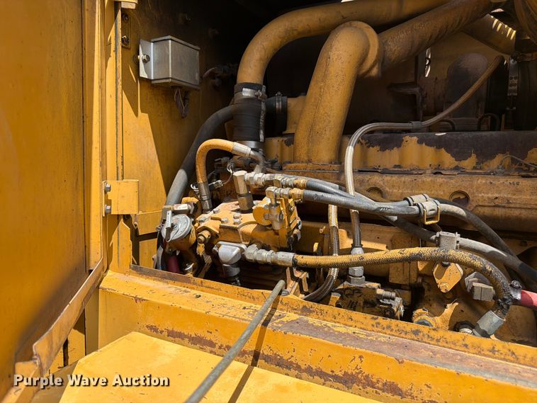 image for item FM7614 2001 Caterpillar 143H motor grader