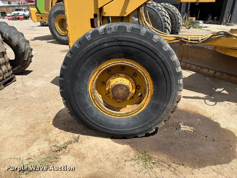 image for item FM7614 2001 Caterpillar 143H motor grader