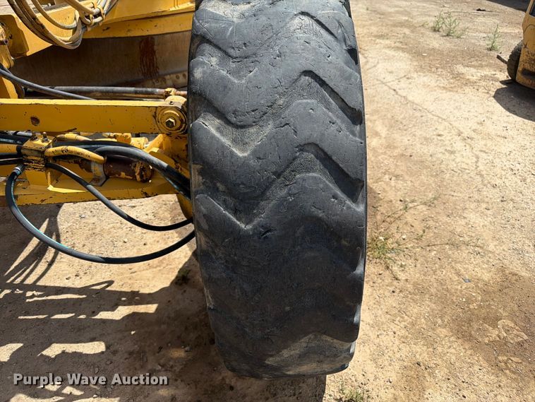 image for item FM7614 2001 Caterpillar 143H motor grader