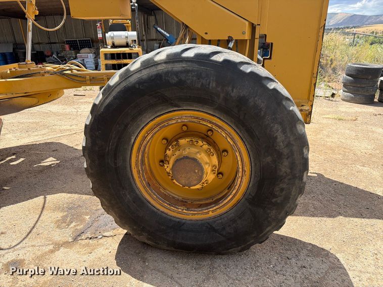 image for item FM7614 2001 Caterpillar 143H motor grader