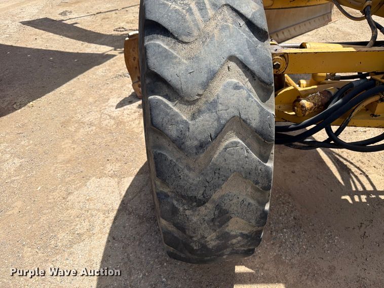 image for item FM7614 2001 Caterpillar 143H motor grader