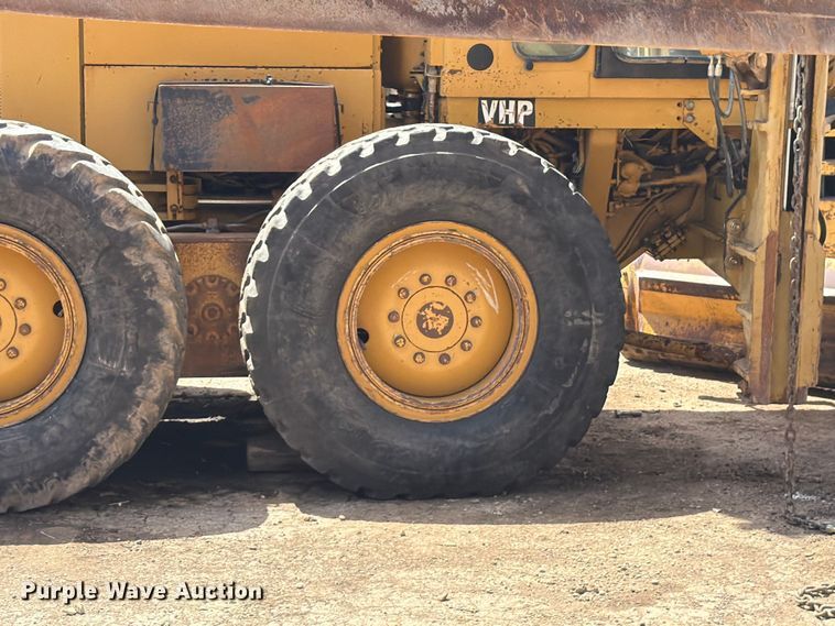 image for item FM7614 2001 Caterpillar 143H motor grader