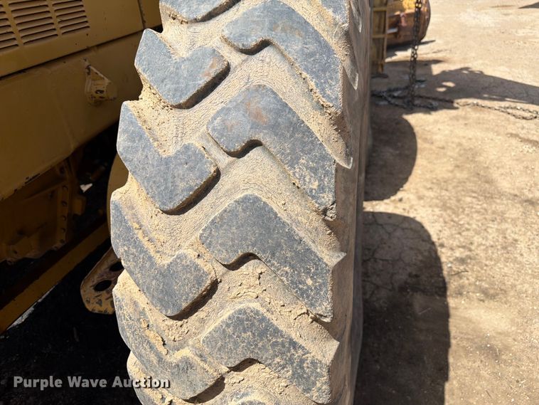 image for item FM7614 2001 Caterpillar 143H motor grader
