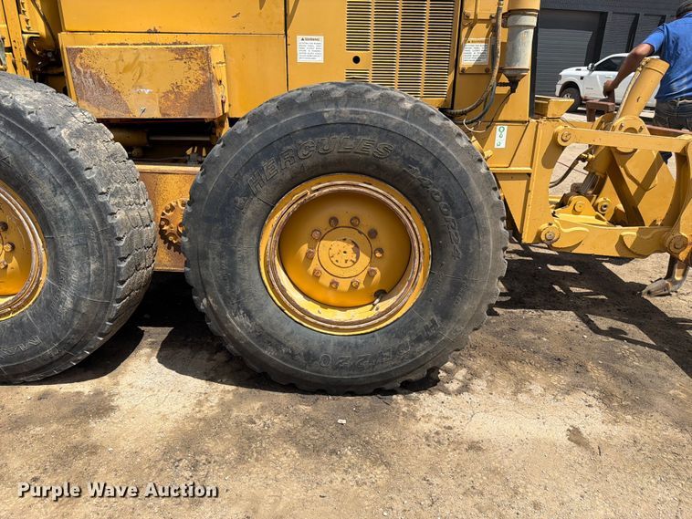 image for item FM7614 2001 Caterpillar 143H motor grader