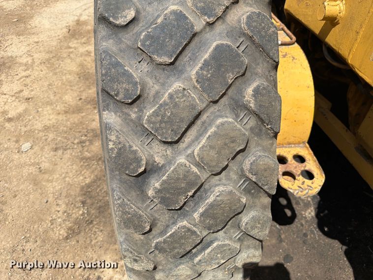 image for item FM7614 2001 Caterpillar 143H motor grader