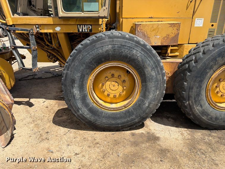 image for item FM7614 2001 Caterpillar 143H motor grader