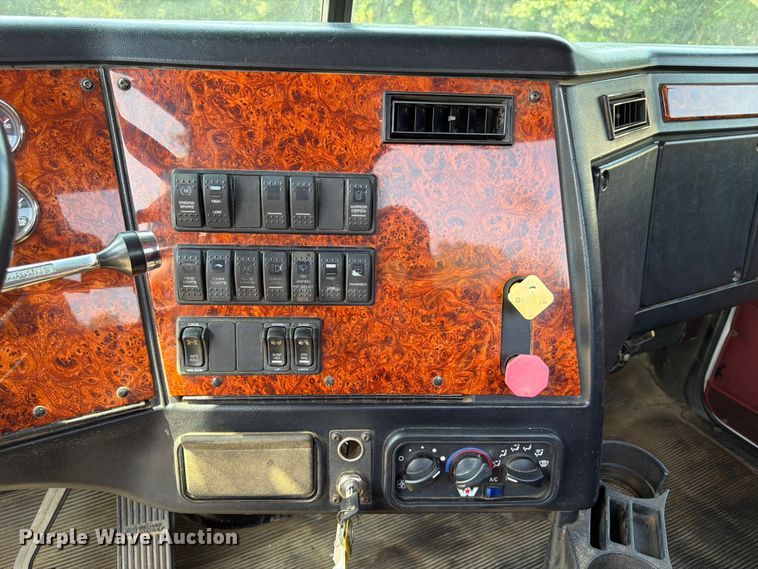 image for item FN2020 2007 Western Star 4900 semi truck