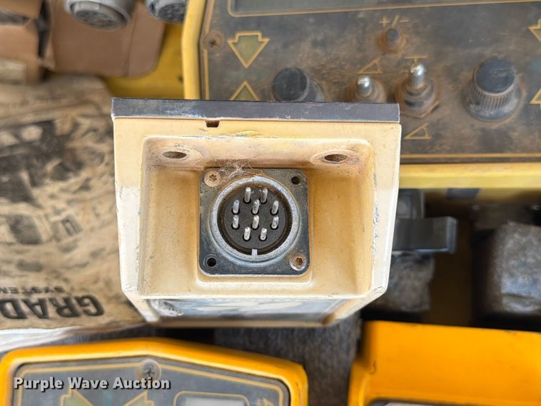 image for item FN2021 1975 Caterpillar 12G motor grader