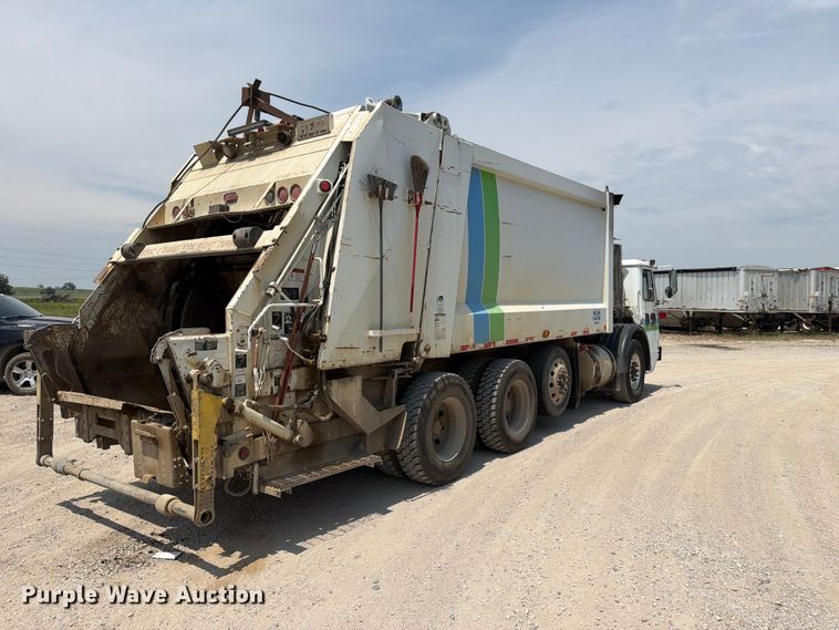 image for item FN2521 2009 Autocar WX refuse truck