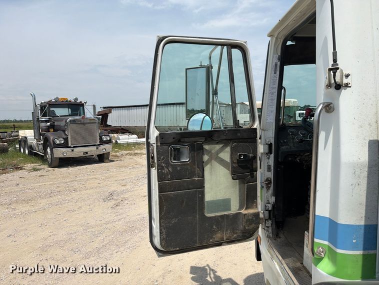 image for item FN2521 2009 Autocar WX refuse truck