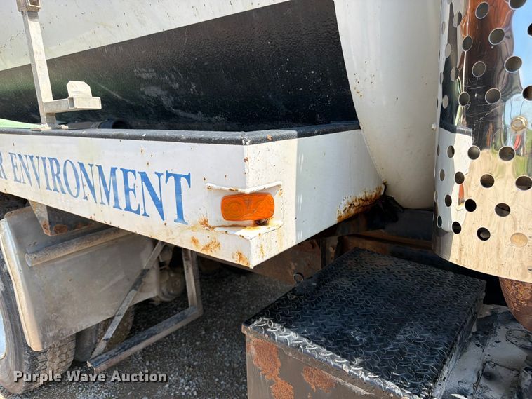 image for item FN5754 1996 Ford LTA9000 vacuum truck