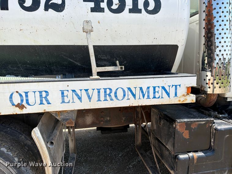 image for item FN5754 1996 Ford LTA9000 vacuum truck