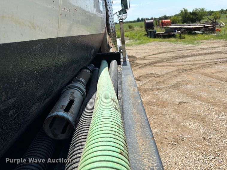 image for item FN5754 1996 Ford LTA9000 vacuum truck