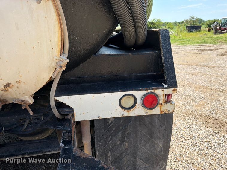 image for item FN5754 1996 Ford LTA9000 vacuum truck