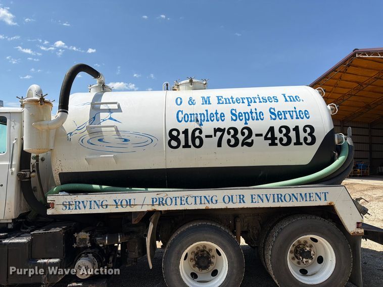 image for item FN5754 1996 Ford LTA9000 vacuum truck
