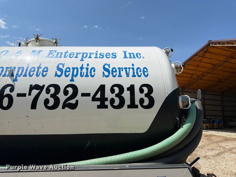 image for item FN5754 1996 Ford LTA9000 vacuum truck
