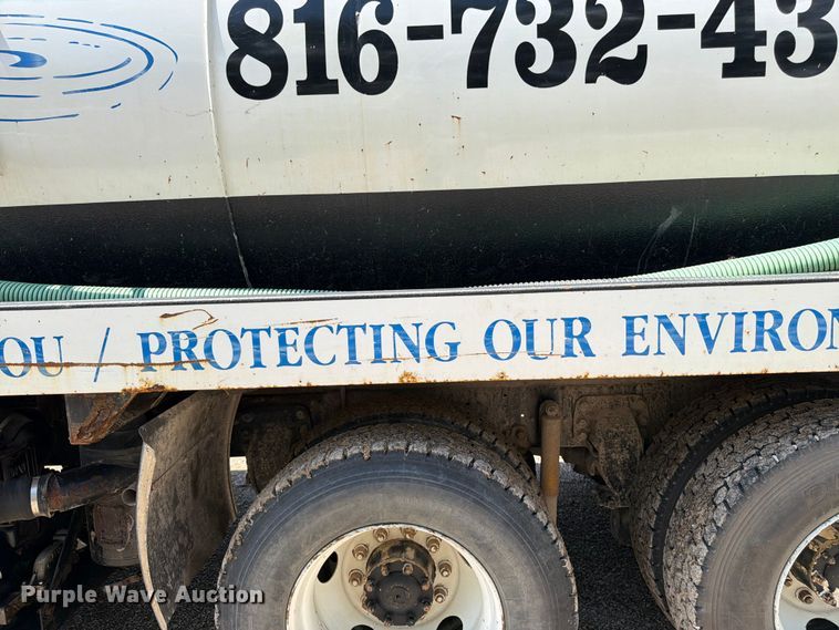 image for item FN5754 1996 Ford LTA9000 vacuum truck