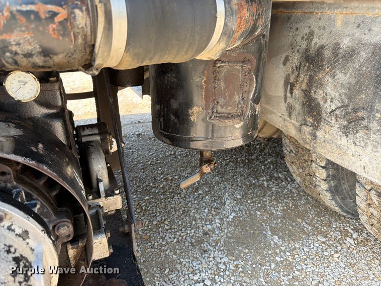 image for item FN5754 1996 Ford LTA9000 vacuum truck