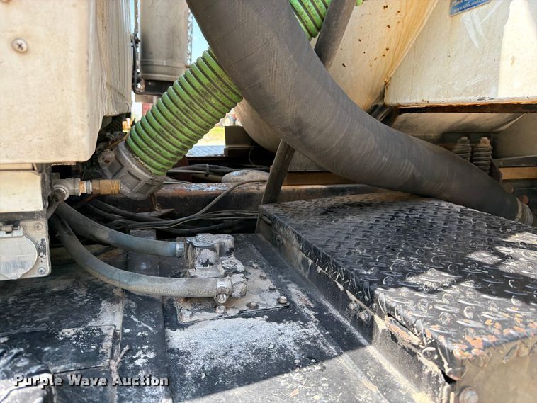 image for item FN5754 1996 Ford LTA9000 vacuum truck