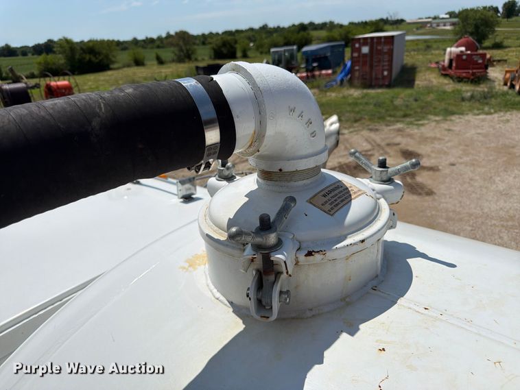 image for item FN5754 1996 Ford LTA9000 vacuum truck