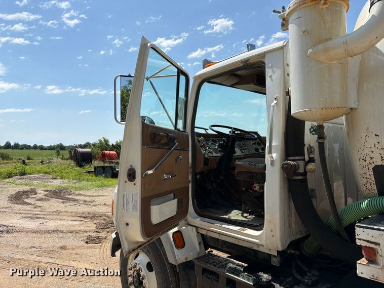 image for item FN5754 1996 Ford LTA9000 vacuum truck