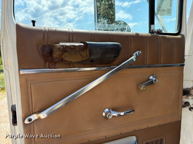 image for item FN5754 1996 Ford LTA9000 vacuum truck