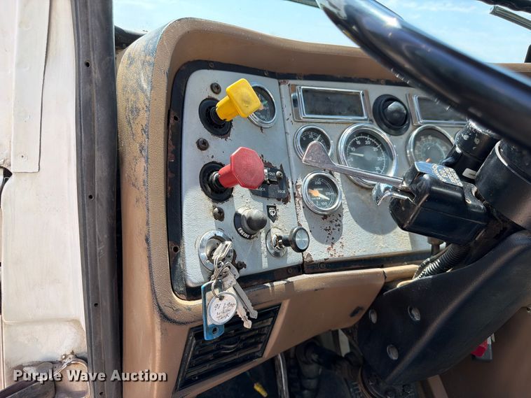 image for item FN5754 1996 Ford LTA9000 vacuum truck