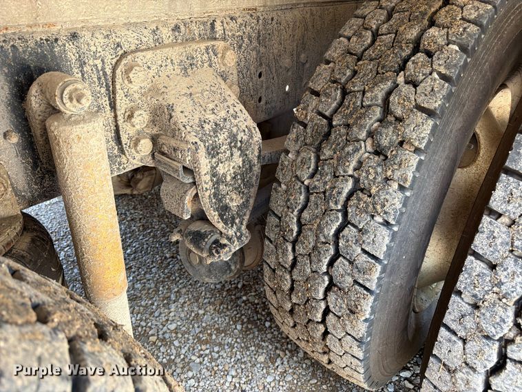 image for item FN5754 1996 Ford LTA9000 vacuum truck