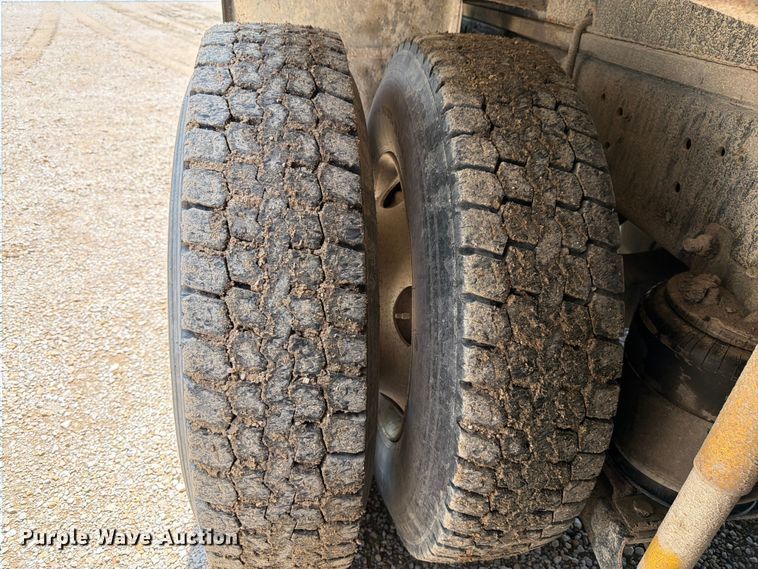 image for item FN5754 1996 Ford LTA9000 vacuum truck
