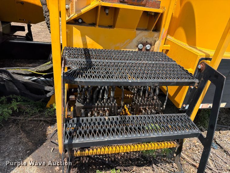 image for item FN5774 2008 Woodsman 337-FC wood chipper