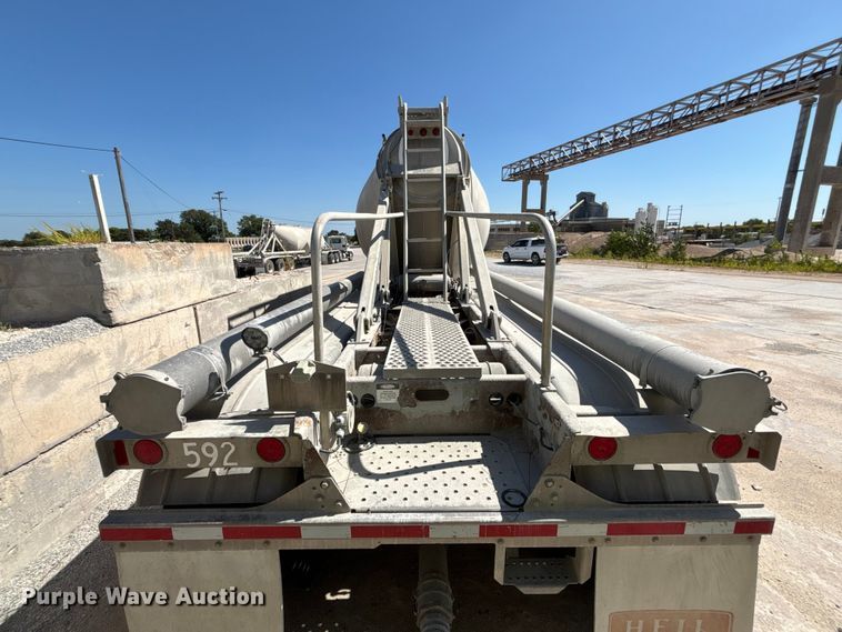 image for item FP3000 2006 Heil pneumatic dry bulk trailer