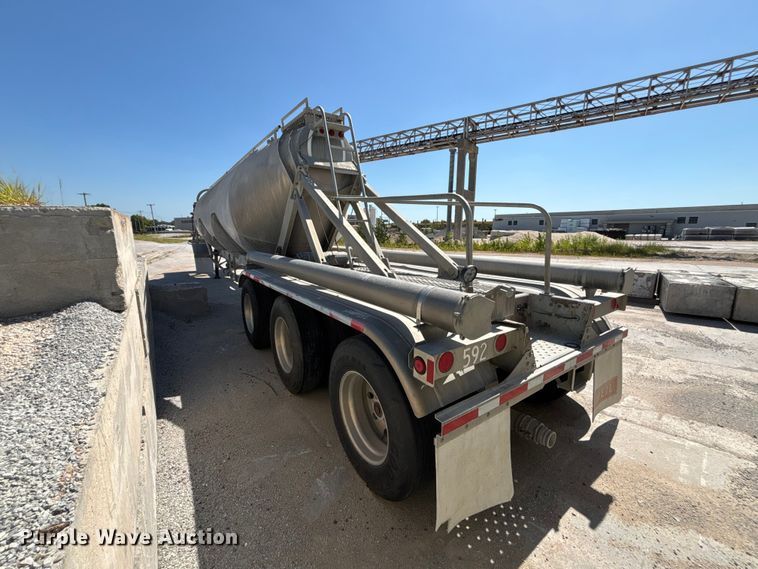 image for item FP3000 2006 Heil pneumatic dry bulk trailer