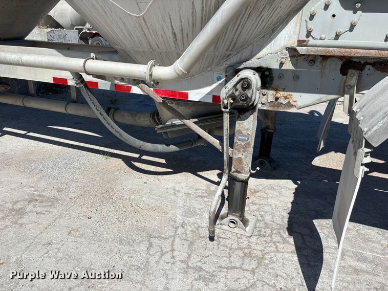 image for item FP3000 2006 Heil pneumatic dry bulk trailer