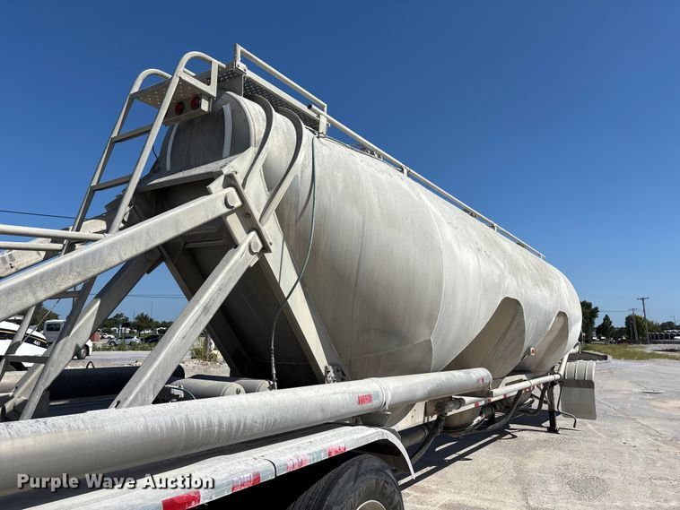 image for item FP3000 2006 Heil pneumatic dry bulk trailer